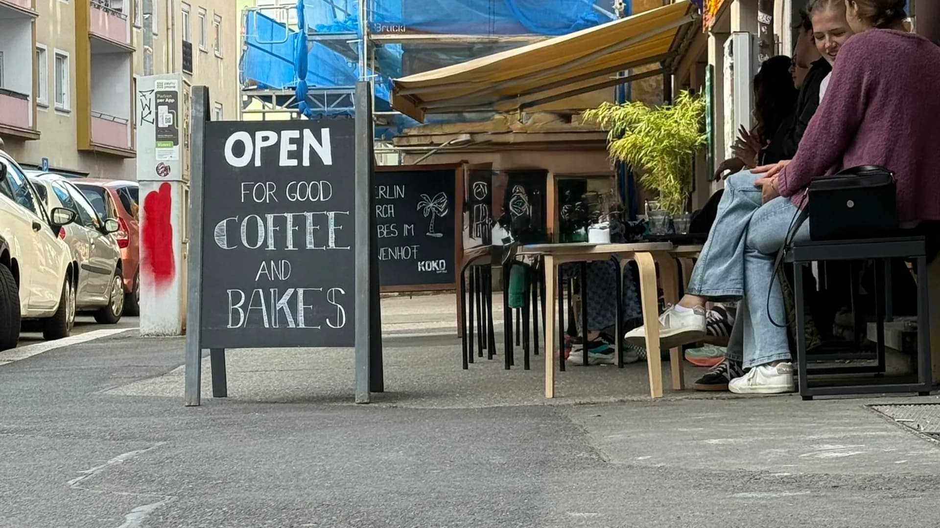 Außenansicht des KOKO Coffee Lab in der Münzstraße Würzburg mit Open-for-Good-Coffee-Schild und Außentischen