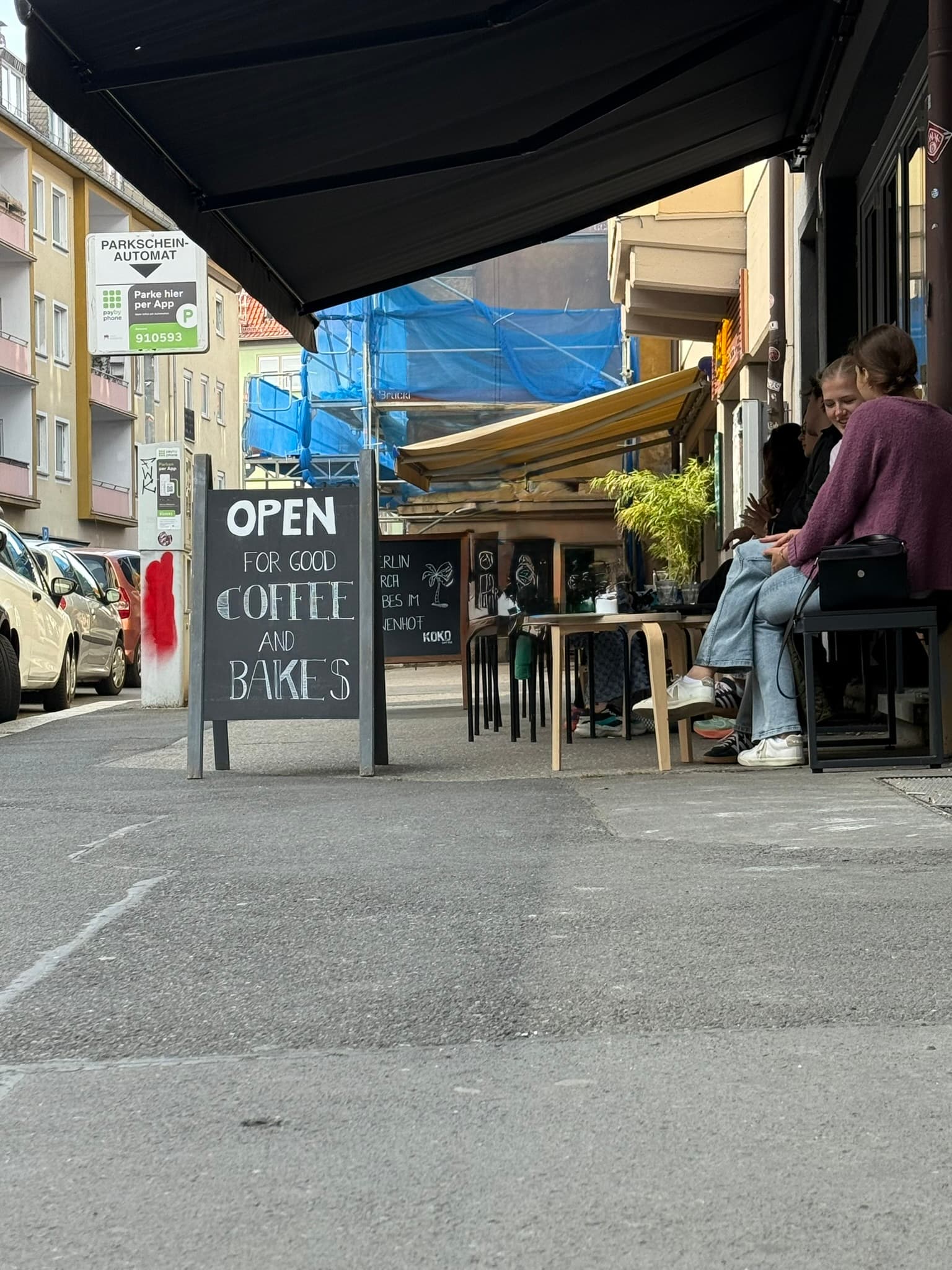 Exterior of KOKO Coffee Lab on Muenzstrasse Wuerzburg with Open-for-Good-Coffee sign and outdoor tables