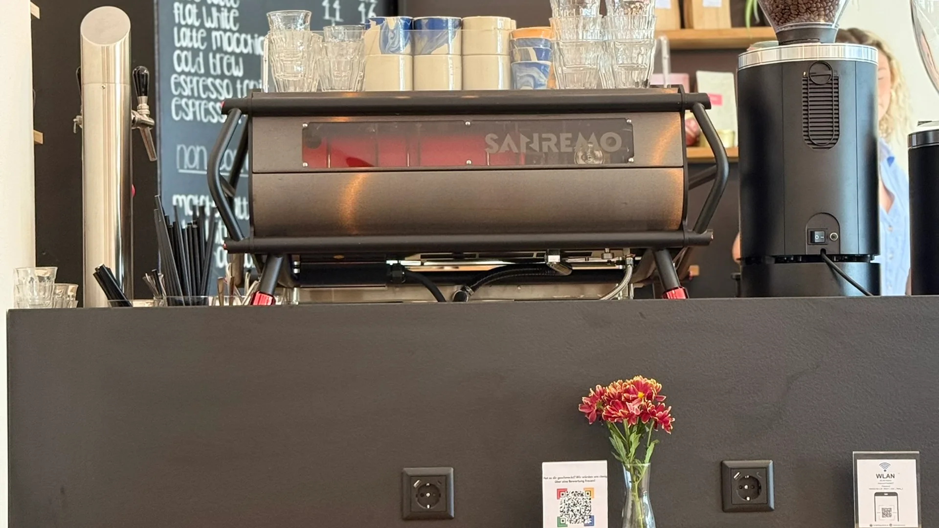 Die Café-Theke im KOKO Coffee Lab mit San Remo Siebträgermaschine, Coffee-Menu auf Kreidetafel und professioneller Kaffeemühle